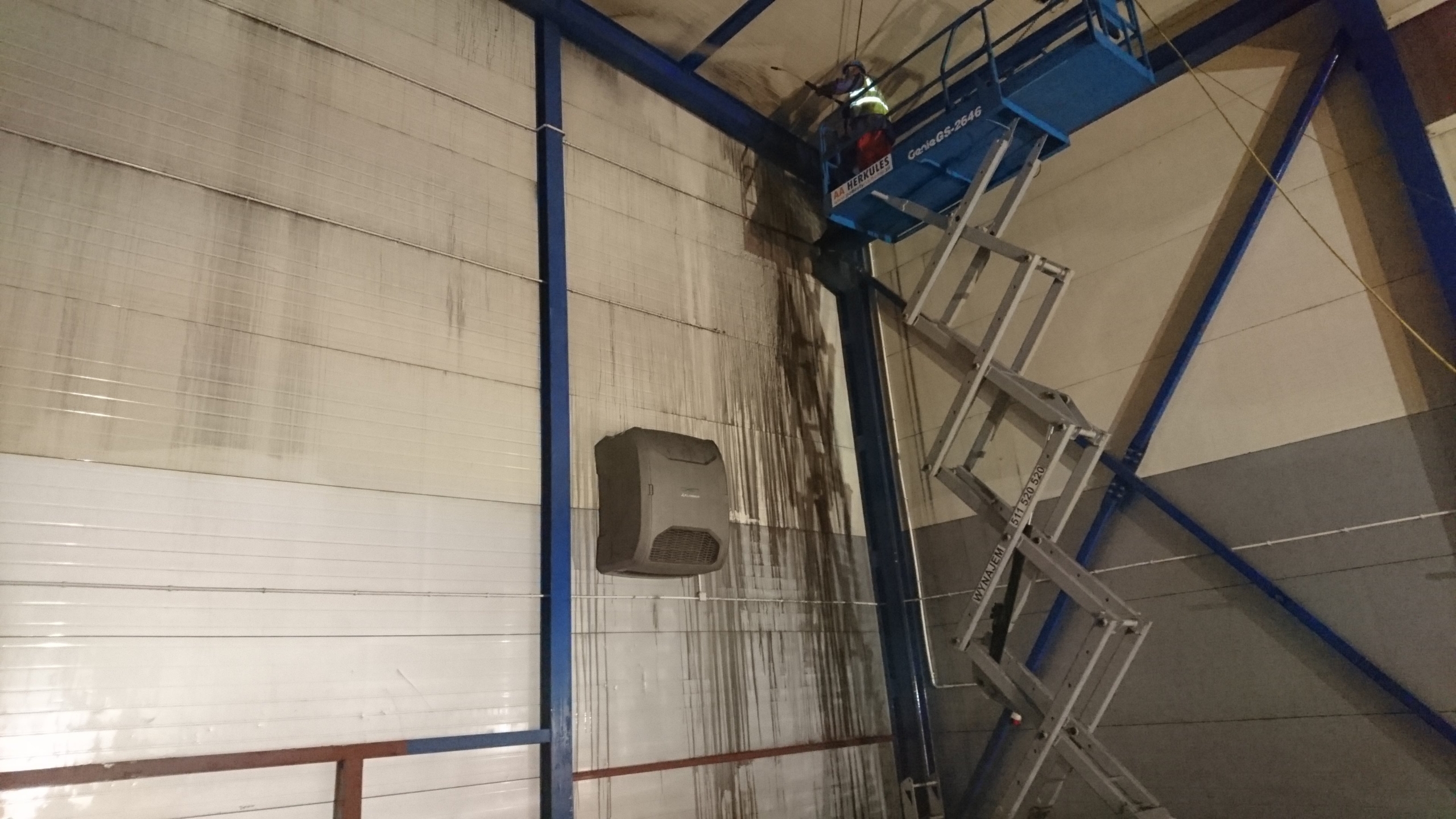 Czyszczenie ściany hali przemysłowej