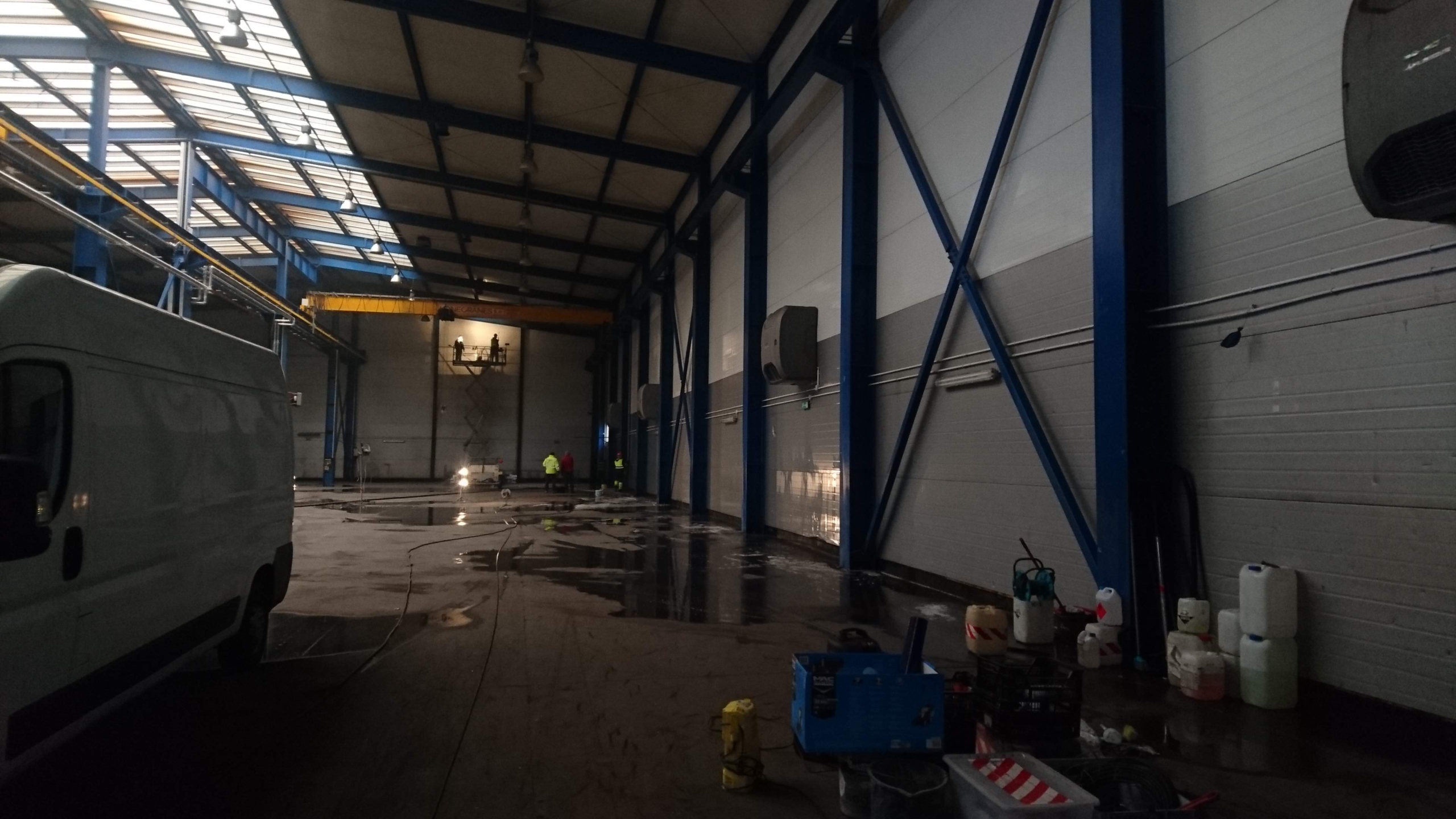 Proces czyszczenia hali
