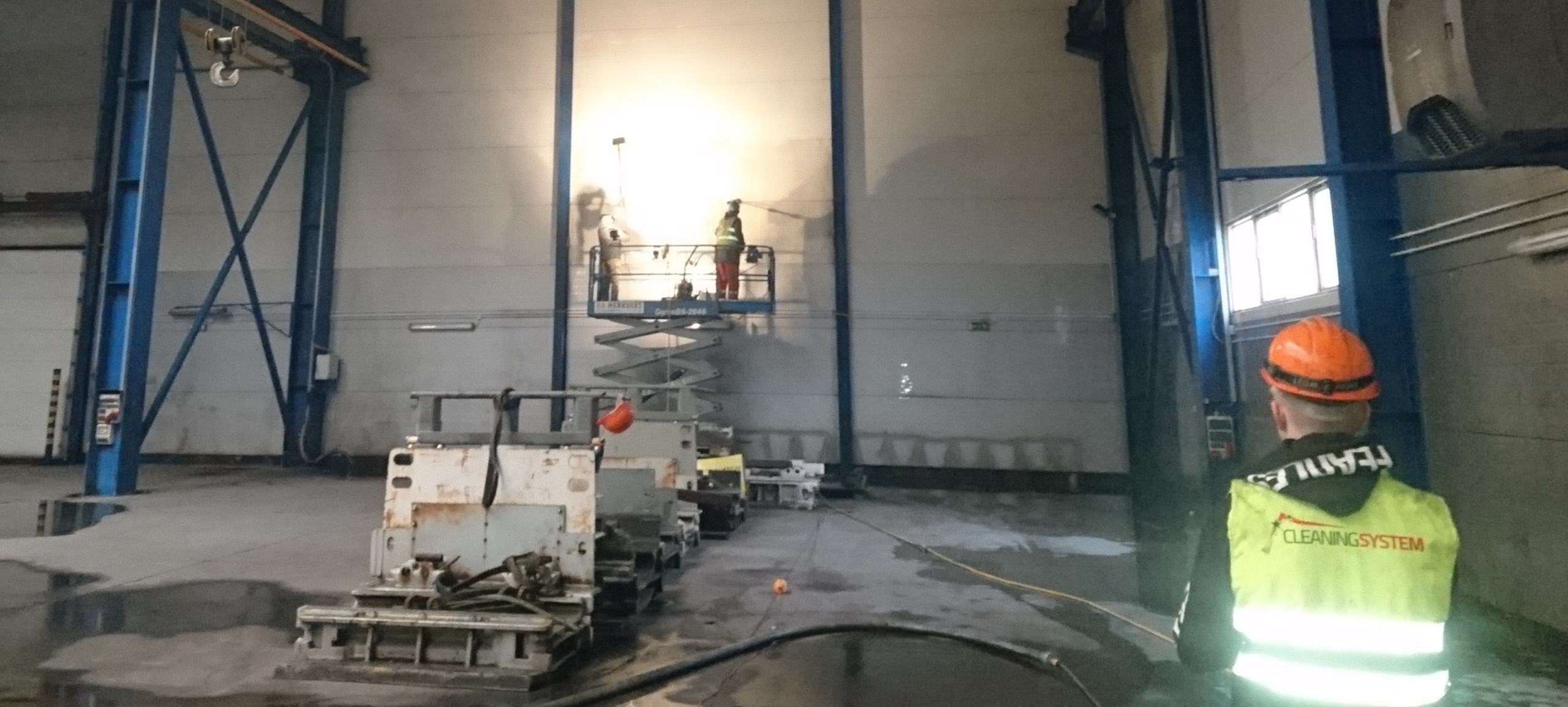 Oczyszczanie hali przemysłowej