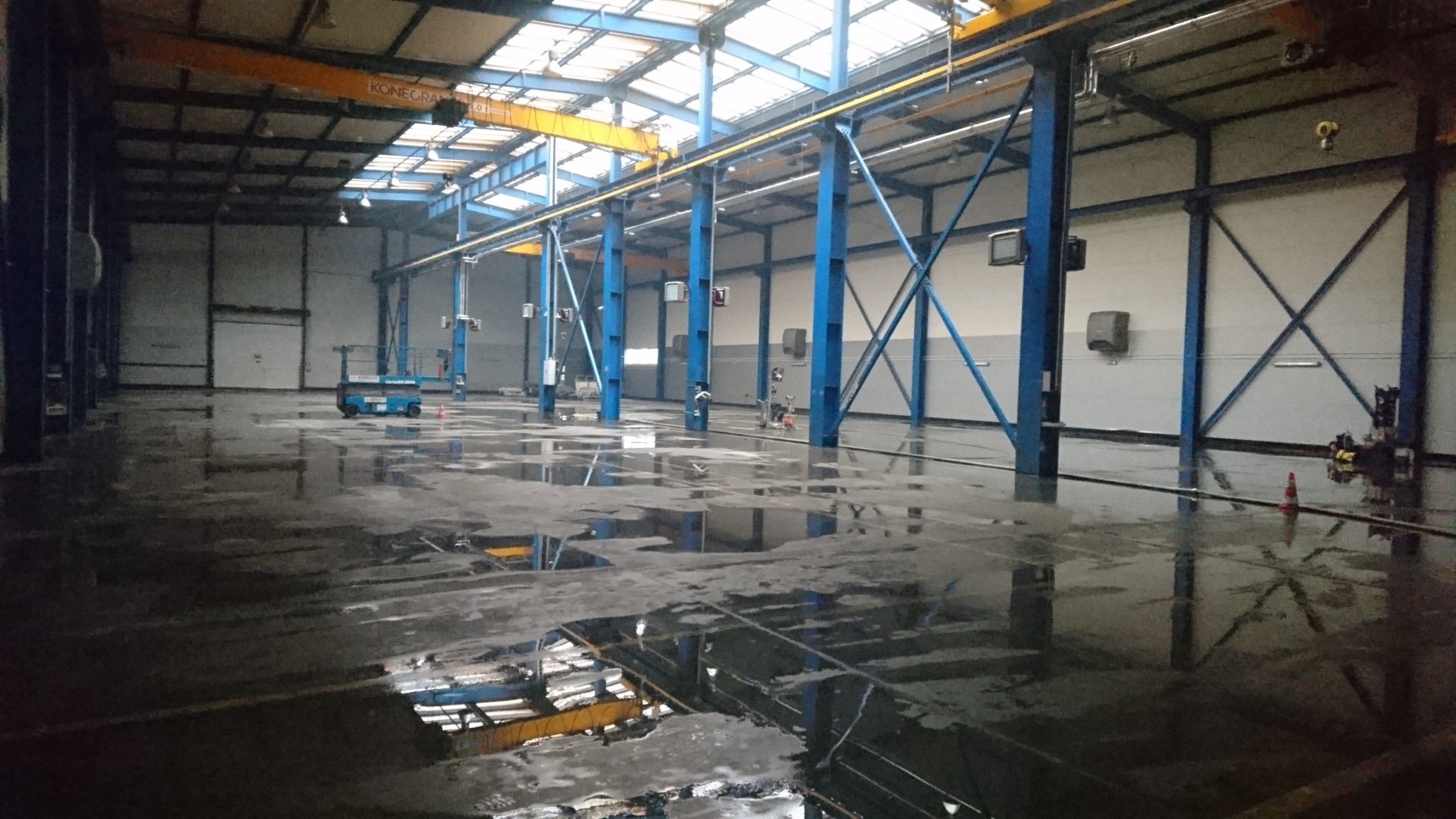 Mycie powierzchni hali