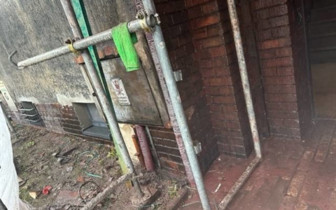 czyszczenie cegły z farby - ujęcie 1