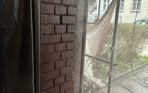 czyszczenie cegły z farby - ujęcie 2