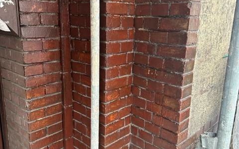 czyszczenie cegły z farby - ujęcie 3