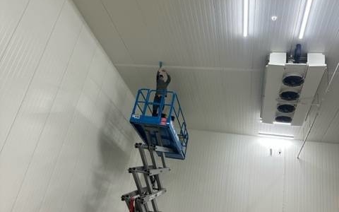 sprzątanie hali produkcyjnej na Śląsku - ujęcie 1